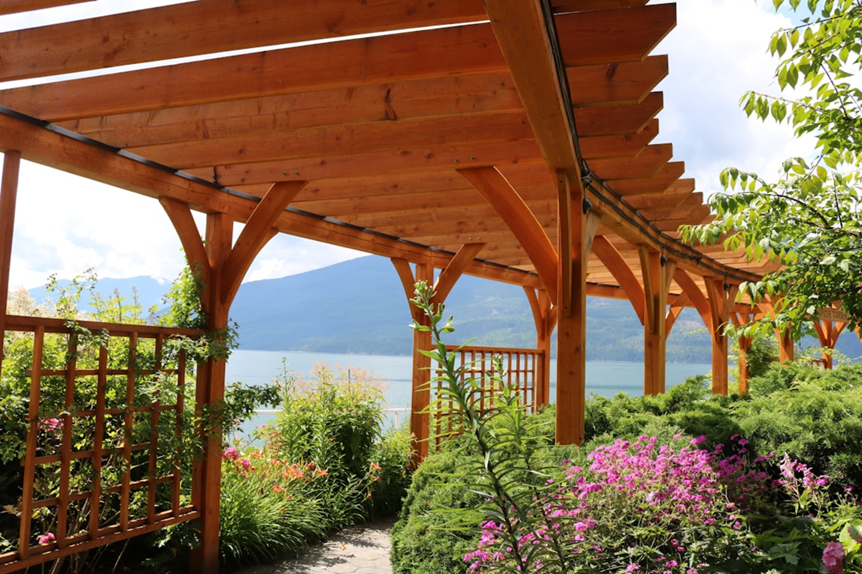 Choosing the Right Pergola Kit for Your Outdoor Space: A Guide